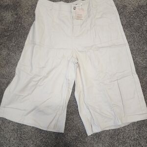 BloomChic Women's Light Cream Bermudas Size 3x NWT